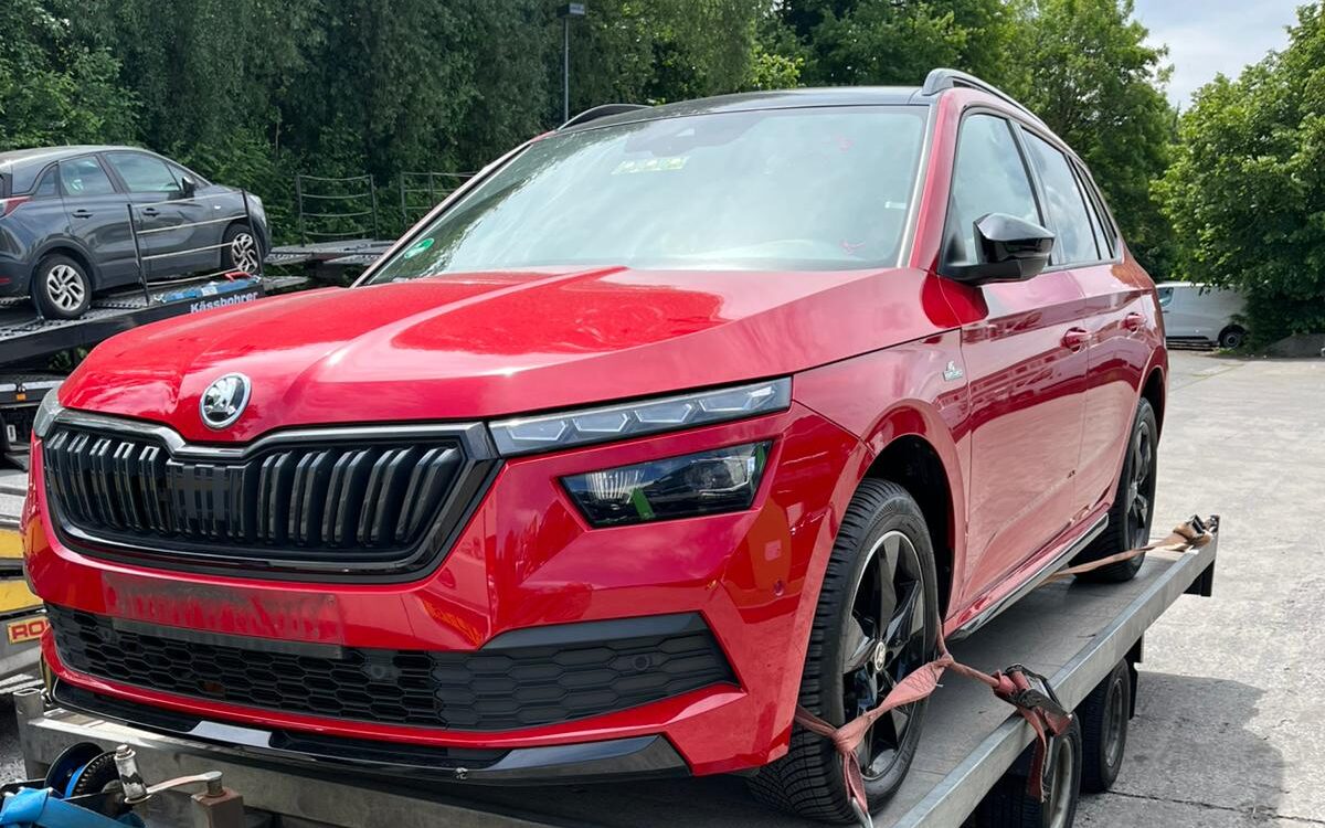 Skoda geladen op autotransporter van Marvsclassics